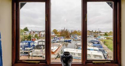 A wonderful riverside setting, and easy walking distance to shops and cafés.