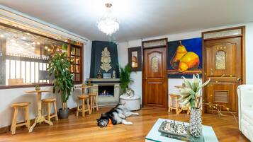 Área de estar no saguão