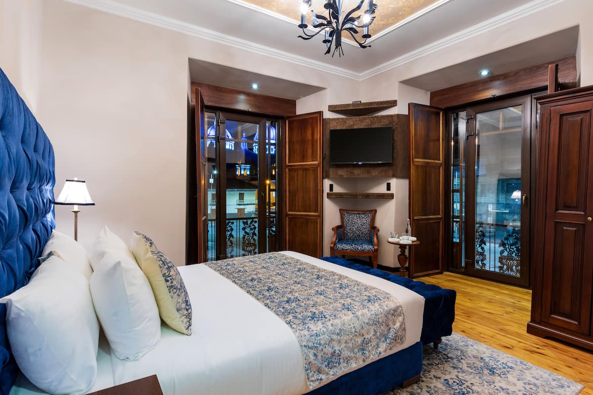 Deluxe Room, 1 Queen Bed, City View