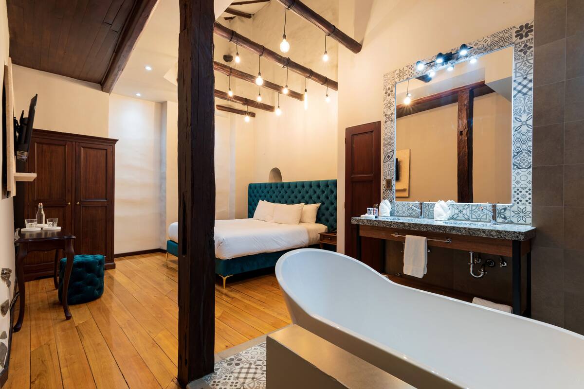 Deluxe Studio Suite, 1 Queen Bed, Bathtub