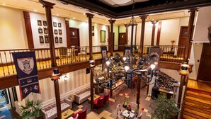 Lobby sitting area - Hotel La Cofradía Pub House (Cuenca)