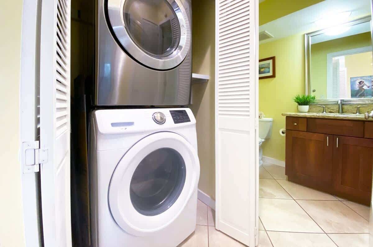 Un'area lavanderia con lavatrici affiancate e un bagno con lavandino e WC.