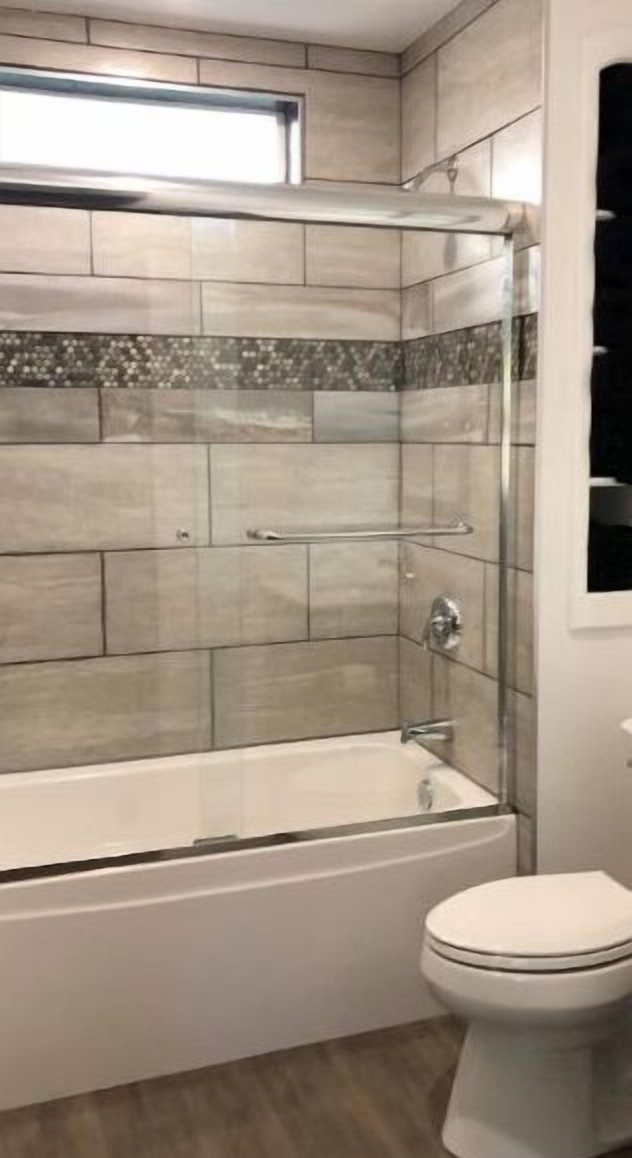 Ensemble douche/baignoire, serviettes fournies, savon, papier toilette