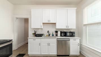 Een koelkast, een microgolfoven, een oven, een kookplaat