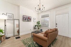 TV, offices - Madison House- Updated 4 BR 2.5 BA (Columbus)