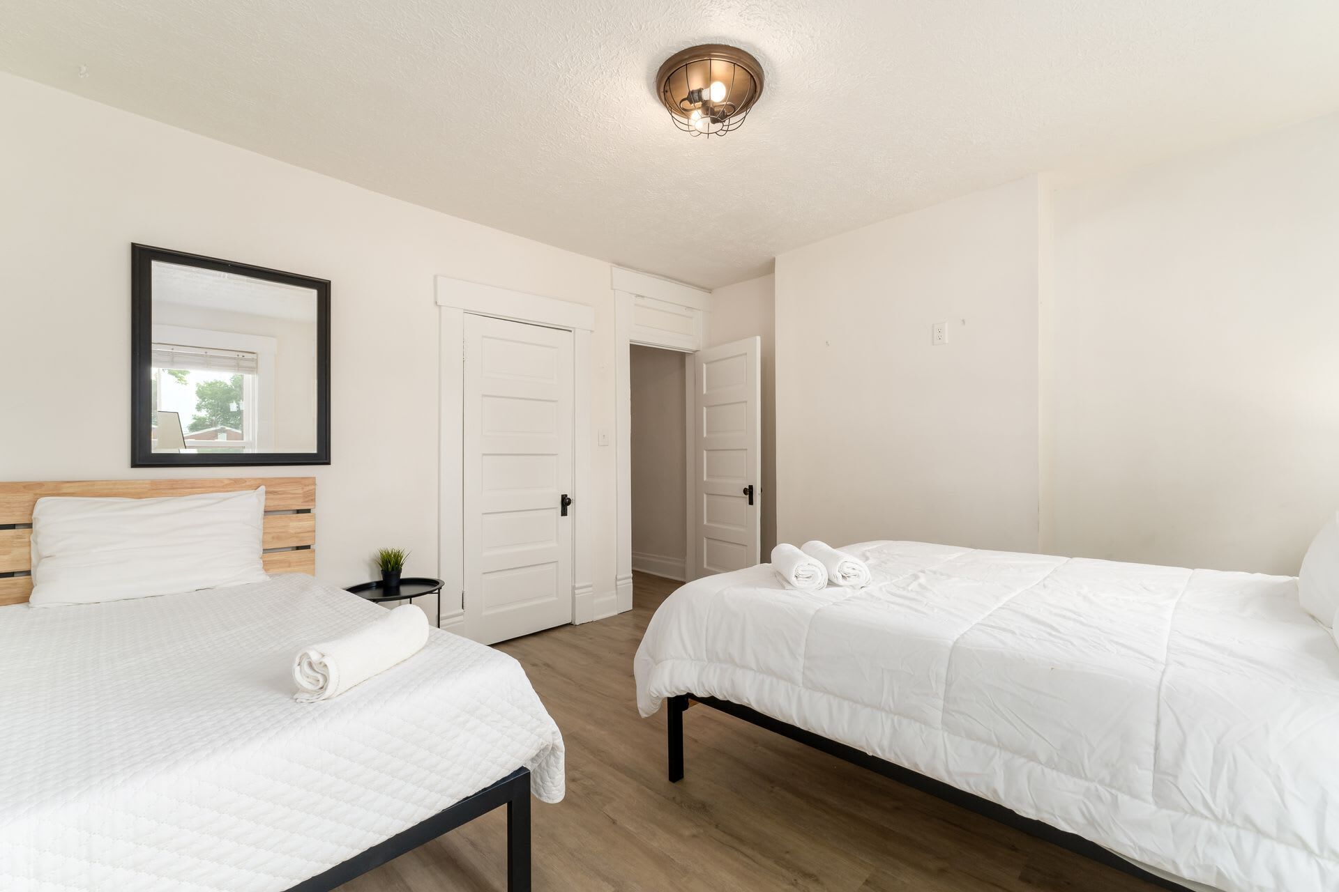 4 slaapkamers, een bureau, een strijkplank/strijkijzer, wifi