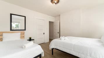 4 slaapkamers, een bureau, een strijkplank/strijkijzer, wifi