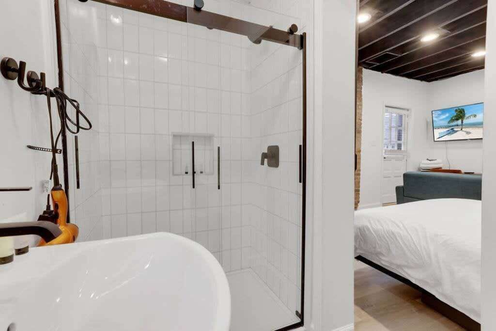Shower, hair dryer, towels, shampoo