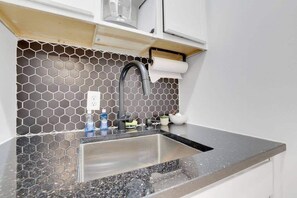 Shower, hair dryer, towels - Housepitality - The Reichstag Suite - Modern (Columbus)