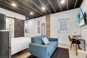 TV, offices - Housepitality - The Reichstag Suite - Modern (Columbus)