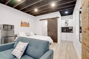 1 bedroom, desk, iron/ironing board, WiFi - Housepitality - The Reichstag Suite - Modern (Columbus)