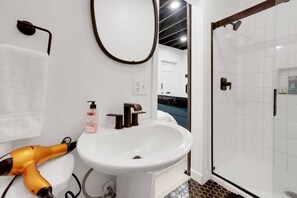 Douche, sèche-cheveux, serviettes fournies