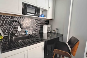 Refrigerador, microondas, lavavajillas y cafetera y tetera 