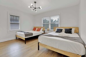 3 bedrooms, iron/ironing board, WiFi, bed sheets - The Tranquil Walk Up - Comfort in 4 Beds! (Columbus)