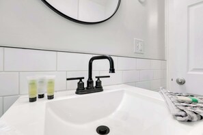 Bathtub, hair dryer, towels, shampoo - The Tranquil Walk Up - Comfort in 4 Beds! (Columbus)
