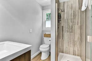Combined shower/bathtub, hair dryer, towels - Owl's Nest Hideaway Family Home (Boise)