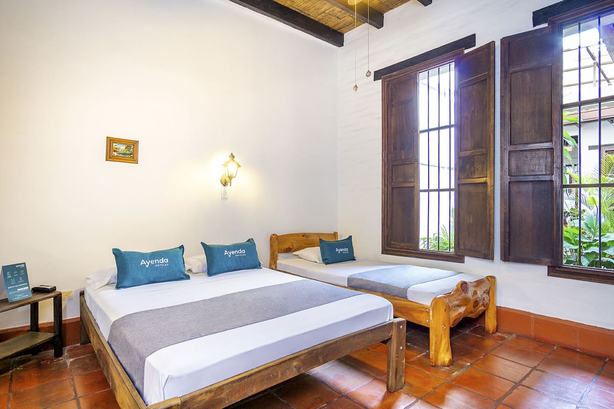 Habitación triple | Ropa de cama hipoalergénica, wifi gratis, ropa de cama