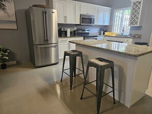 Fridge, microwave, oven, stovetop - Ubuntu De La Villa (Ocho Rios)