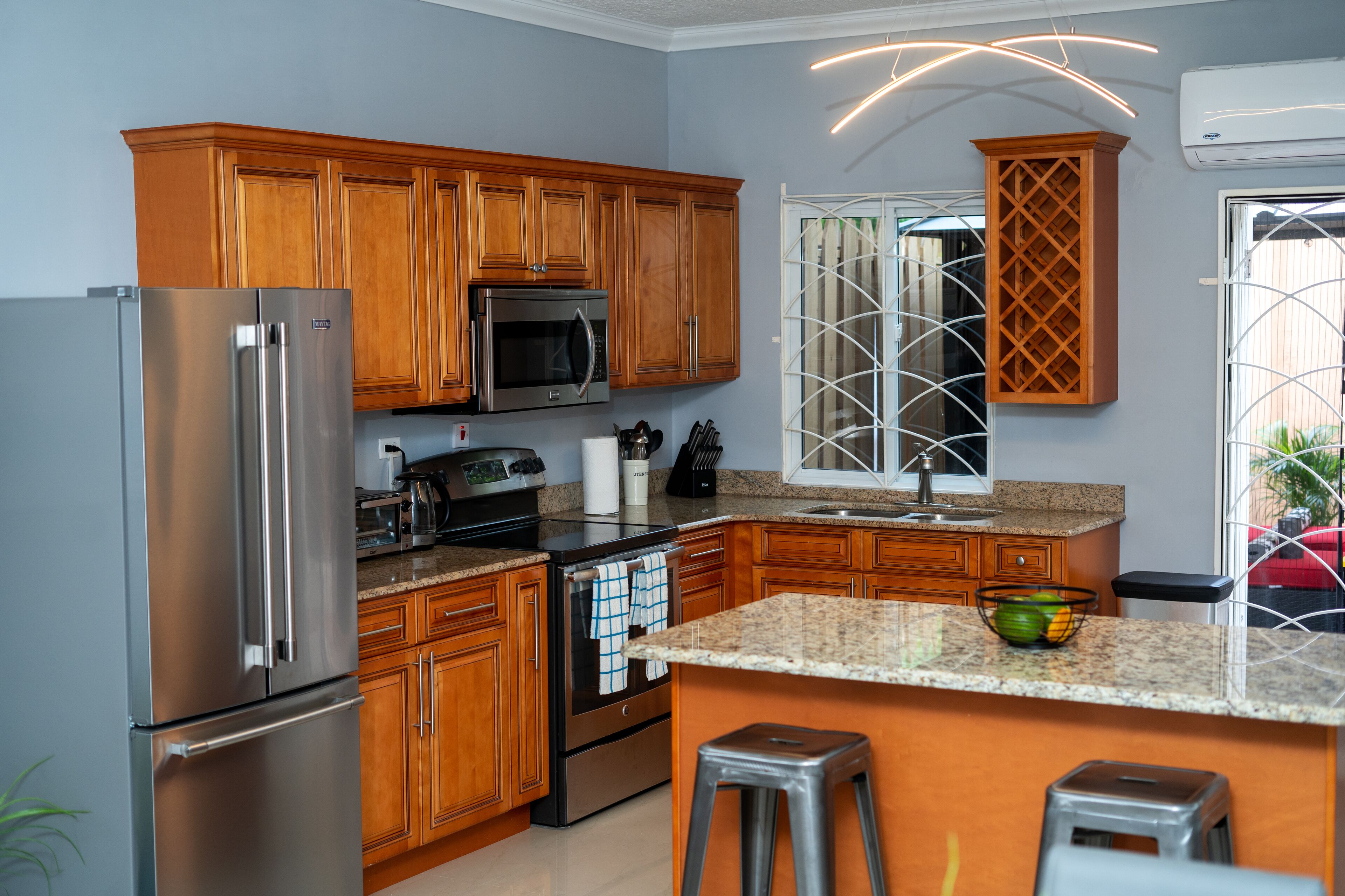 Kylskåp, mikrovågsugn, ugn och spishäll