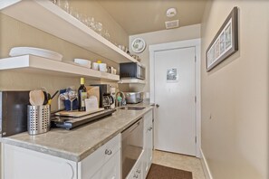 Refrigerador, microondas, placa de cocina, lavavajillas