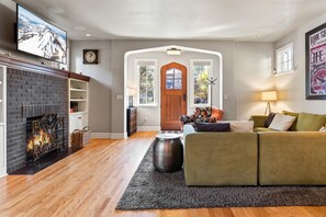 Smart TV, fireplace, DVD player, table tennis