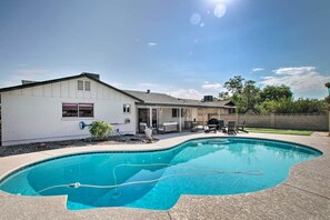 A heated pool - Fire Pit, Heated Pool: Central Tempe Escape! (Tempe)