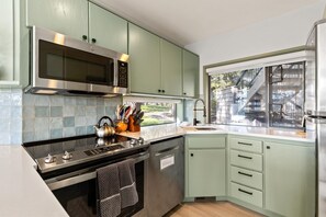 Réfrigérateur, four à micro-ondes, un four, surface de cuisson