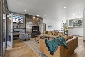 Smart TV, fireplace, offices - SW Century Drive | Century West | pet friendly dog | hot tub (Bend)