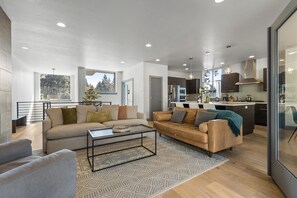 Una Smart TV, una chimenea, una oficina