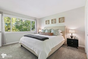 4 bedrooms, iron/ironing board, free WiFi, bed sheets - Modern Turnagain Townhome (Anchorage)