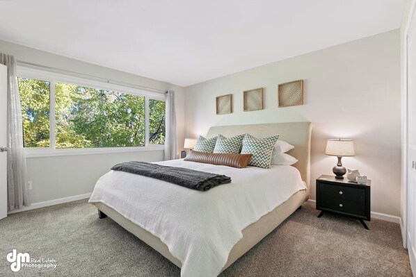 4 bedrooms, iron/ironing board, free WiFi, bed sheets