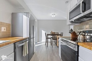 Fridge, microwave, oven, stovetop - Modern Turnagain Townhome (Anchorage)