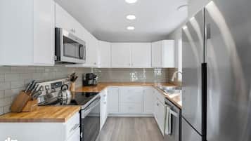 Frigorífico, microondas, horno y placa de cocina