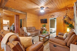 5 bedrooms, travel cot, Internet, bed sheets