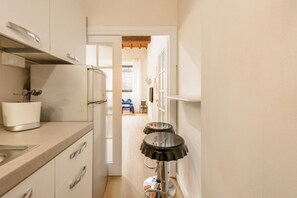 Réfrigérateur, plaque de cuisson, cafetière/bouilloire, grille-pain