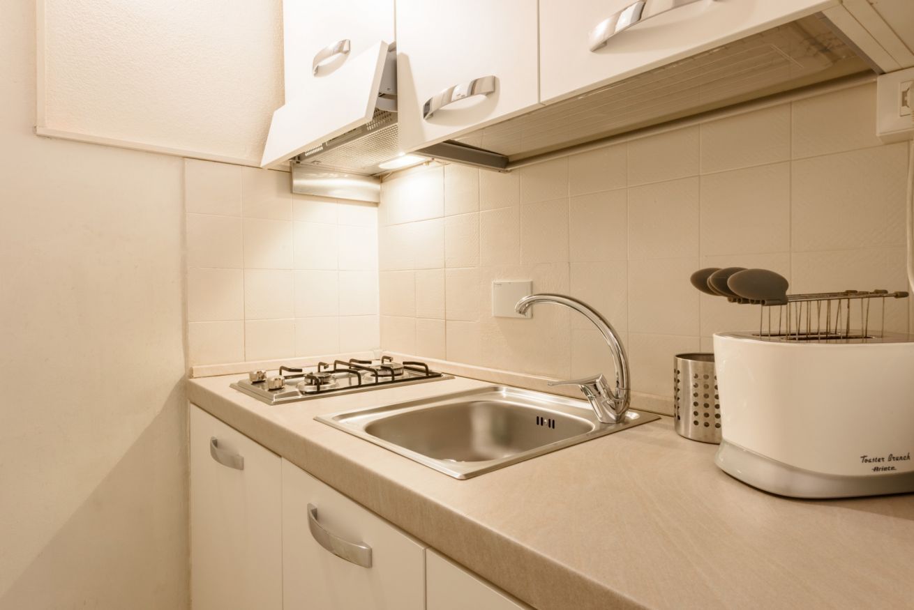 Réfrigérateur, plaque de cuisson, cafetière/bouilloire, grille-pain