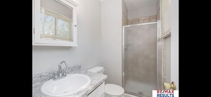 Een haardroger, handdoeken