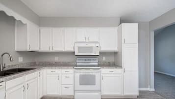 Refrigerador, microondas, horno, placa de cocina