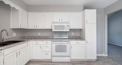 Cheerful 3 Bedroom House, 2 Bathrooms, 5 minutes from the interstate