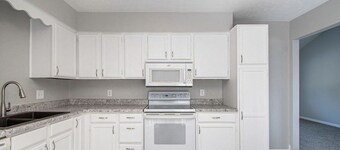 Cheerful 3 Bedroom House, 2 Bathrooms, 5 minutes from the interstate