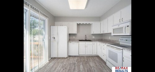 Cheerful 3 Bedroom House, 2 Bathrooms, 5 minutes from the interstate