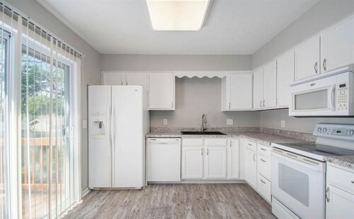 Cheerful 3 Bedroom House, 2 Bathrooms, 5 minutes from the interstate