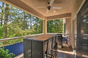 An outdoor patio with a ceiling fan, a dining table, and chairs. - Resort-Style Condo w/ Balcony on Lake Keowee (Salem)