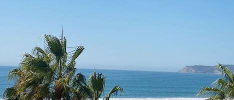 Beach nearby, sun-loungers, beach towels