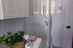 Suihku, hiustenkuivaaja, bidee, pyyhkeet