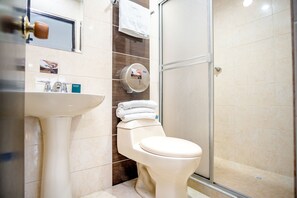 Shower, designer toiletries, towels, soap - Ayenda 1910 Gold Plaza (Ibagué)