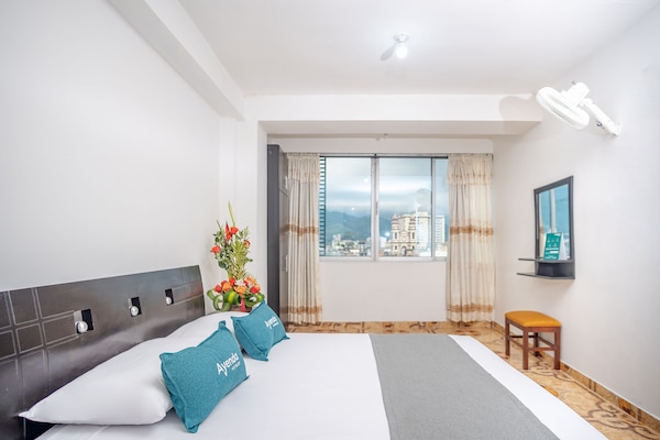 Hypo-allergenic bedding, free WiFi, bed sheets