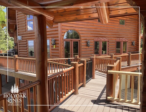 Una baita di legno con veranda e portico coperto.