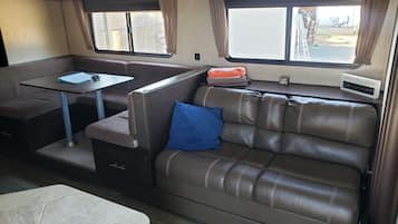 Smart-TV, Kamin, DVD-Player, Stereoanlage