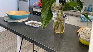 Una cucina moderna con un piano di lavoro nero, un frigorifero in acciaio inossidabile e un forno a microonde.